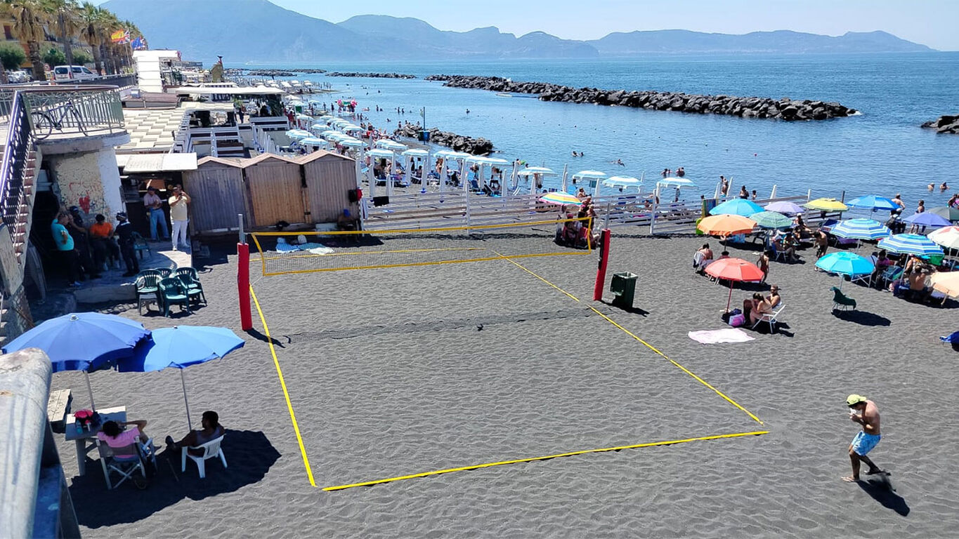 Torre del Greco, vandalizzato il campo di beach volley sulla Litoranea: subito ripristinato