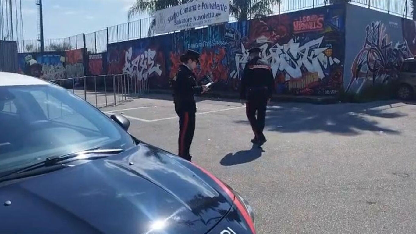Accoltella due coetanei per gelosia: minorenne arrestato per tentato omicidio