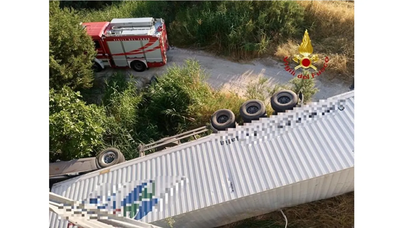 Matera, tir sfonda le barriere e precipita da cavalcavia: morto camionista 50enne