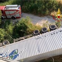 Matera, tir sfonda le barriere e precipita da cavalcavia: morto camionista 50enne