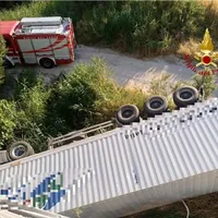 Matera, tir sfonda le barriere e precipita da cavalcavia: morto camionista 50enne