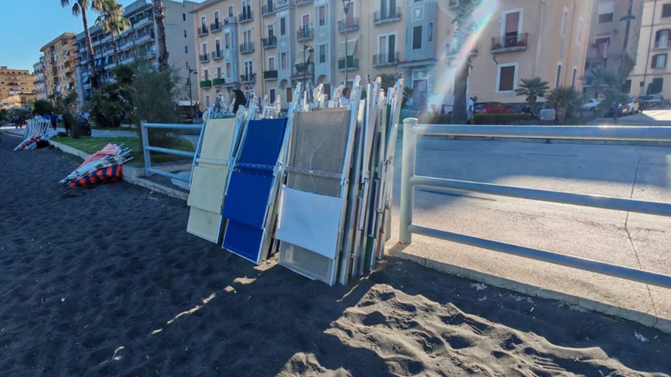 Castellammare, noleggio abusivo di lettini e ombrelloni in spiaggia: denunciato un 45enne