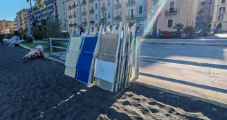 Castellammare, noleggio abusivo di lettini e ombrelloni in spiaggia: denunciato un 45enne