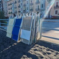 Castellammare, noleggio abusivo di lettini e ombrelloni in spiaggia: denunciato un 45enne