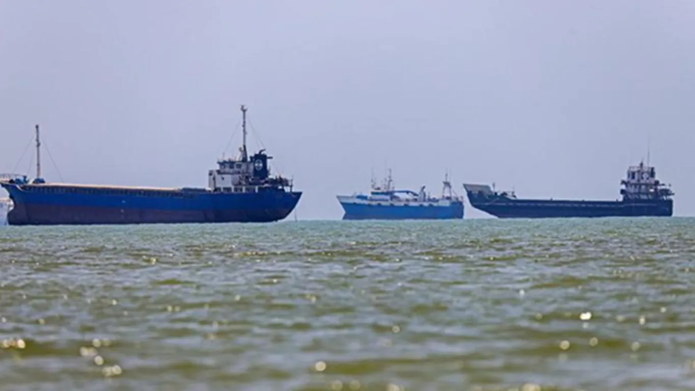 Iran chiude lo Stretto di Hormuz: "Non passa nessuna nave". Usa lanciano nuovi attacchi