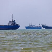 Iran chiude lo Stretto di Hormuz: "Non passa nessuna nave". Usa lanciano nuovi attacchi