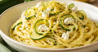 Spaghetti zucchine, limone e ricotta, il primo fresco e cremoso perfetto per l'estate
