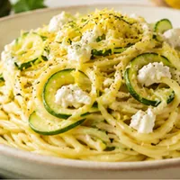 Spaghetti zucchine, limone e ricotta, il primo fresco e cremoso perfetto per l'estate