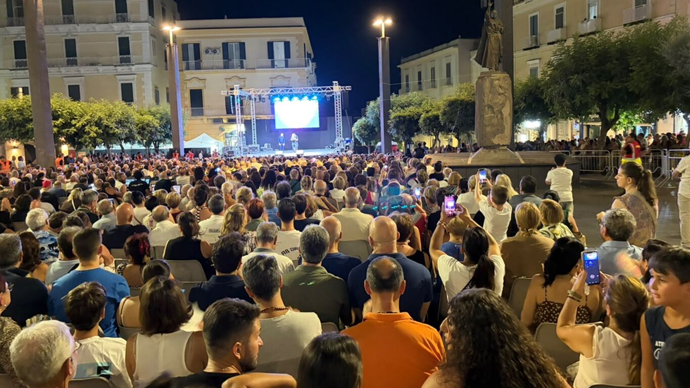 TorRidendo conquista Torre del Greco: oltre 4mila spettatori in due serate di grande comicità