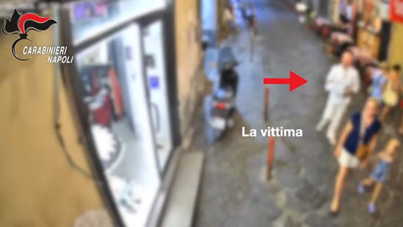 Rapina da 130mila euro a un turista americano a Napoli: due giovani ai domiciliari