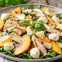 Insalata di pollo croccante con pesche e mozzarella