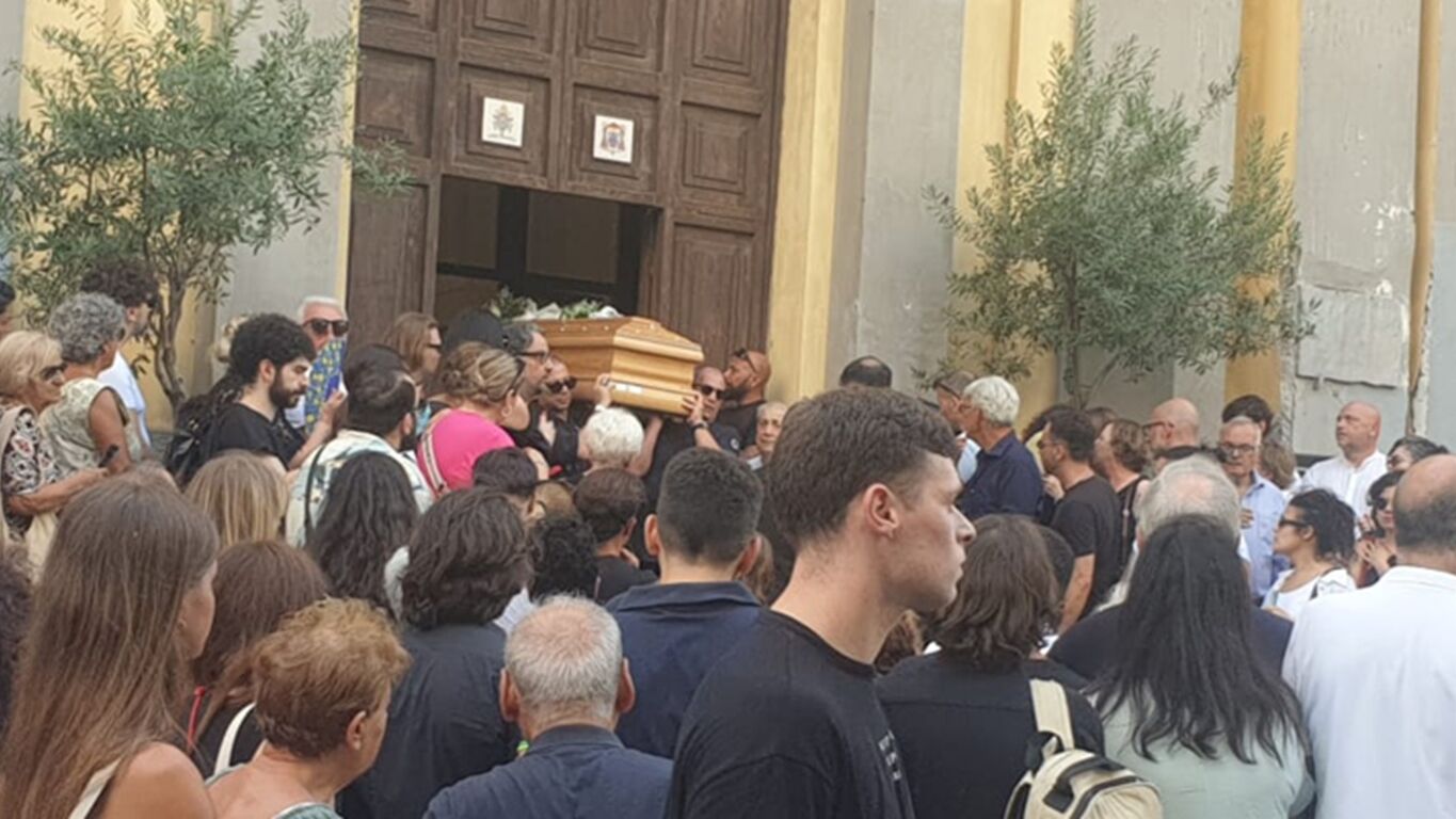 Torre Annunziata, l'ultimo applauso a Davide Cristiano: una città in lacrime per il giovane attore e regista