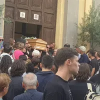Torre Annunziata, l'ultimo applauso a Davide Cristiano: una città in lacrime per il giovane attore e regista