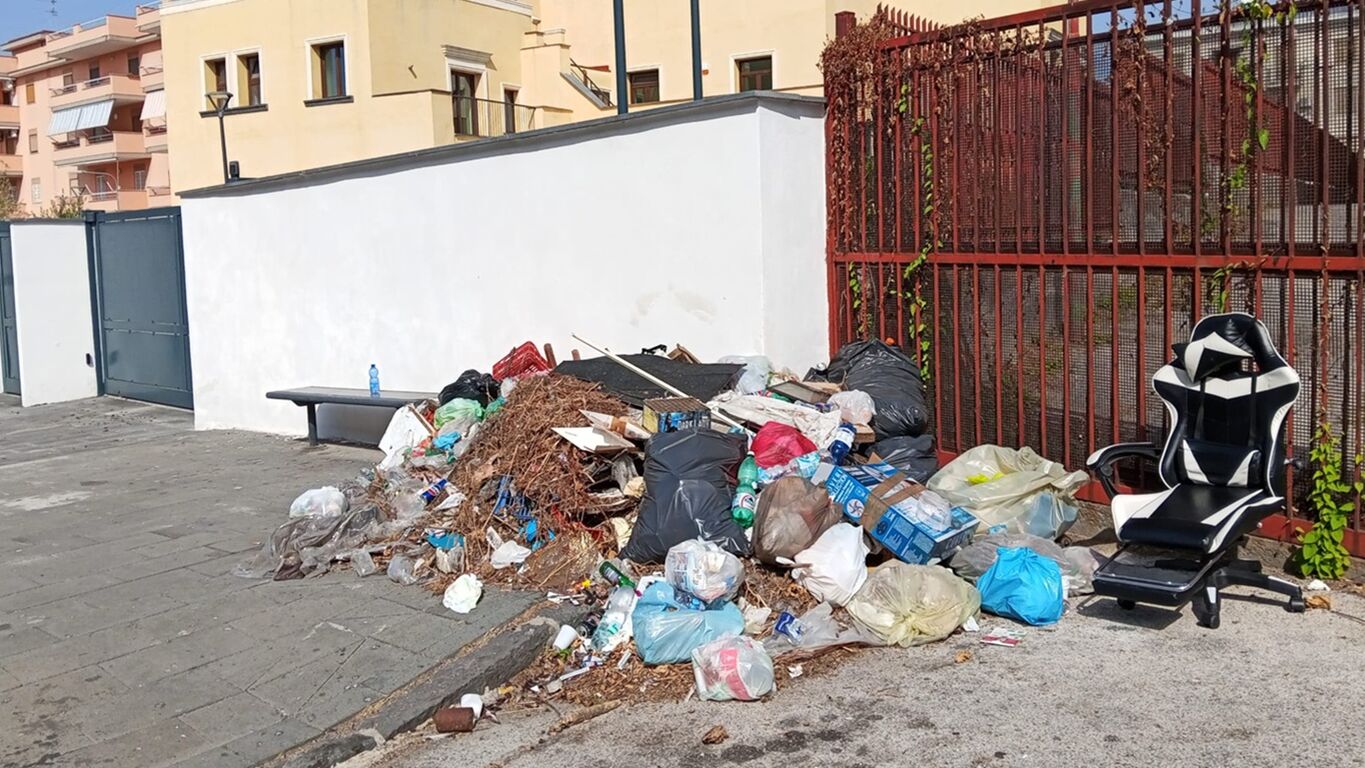 Torre del Greco, asilo nido mai aperto e rifiuti all'ingresso: il degrado senza fine di Villa Guerra
