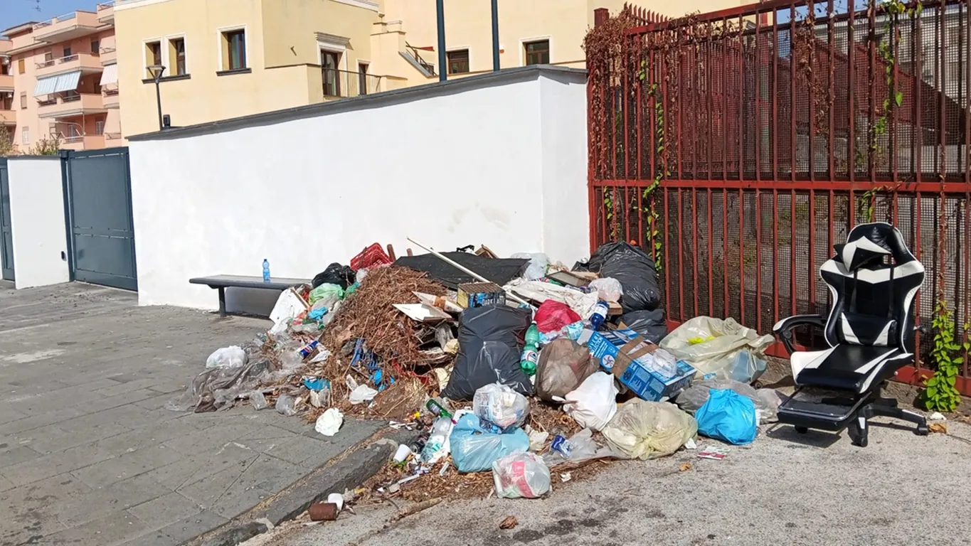 Torre del Greco, asilo nido mai aperto e rifiuti all'ingresso: il degrado senza fine di Villa Guerra