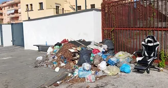 Torre del Greco, asilo nido mai aperto e rifiuti all'ingresso: il degrado senza fine di Villa Guerra