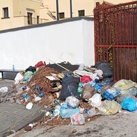Torre del Greco, asilo nido mai aperto e rifiuti all'ingresso: il degrado senza fine di Villa Guerra