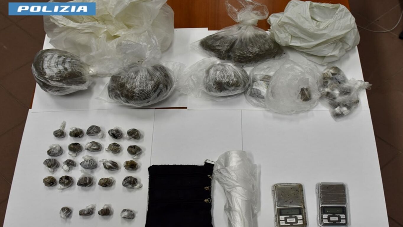 Castellammare di Stabia, fermato in bici con la droga: in casa aveva oltre un chilo di stupefacenti