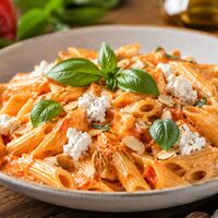 Pasta fredda con crema di peperoni e ricotta: il primo piatto perfetto dell'estate