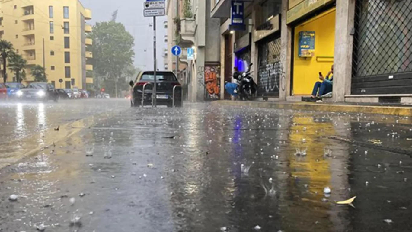 Tregua dal caldo record, inizia il maltempo estremo con temporali e grandine: come cambia il meteo