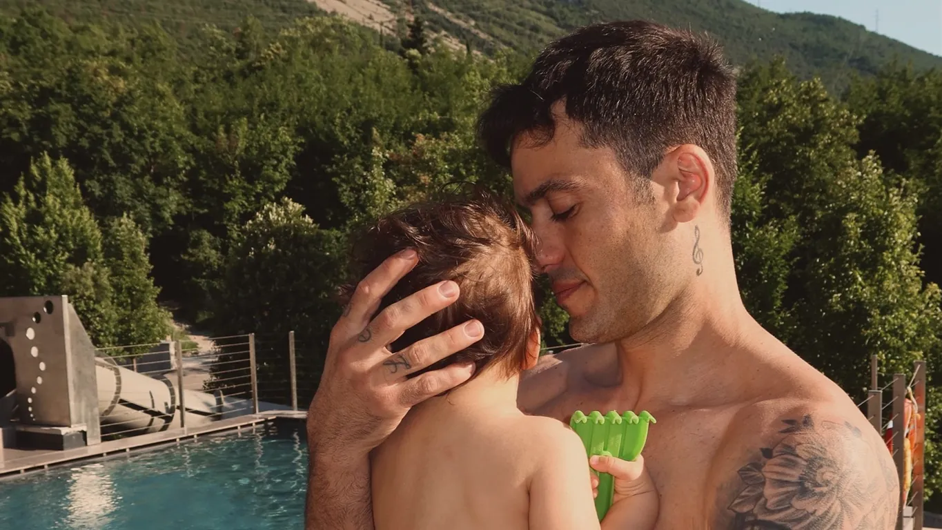 Pierpaolo Pretelli riabbraccia il figlio Kian dopo l'Isola dei Famosi: il video di Giulia Salemi emoziona