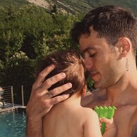 Pierpaolo Pretelli riabbraccia il figlio Kian dopo l'Isola dei Famosi: il video di Giulia Salemi emoziona