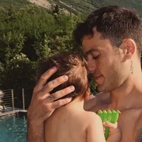 Pierpaolo Pretelli riabbraccia il figlio Kian dopo l'Isola dei Famosi: il video di Giulia Salemi emoziona