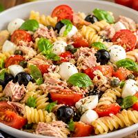 Pasta fredda mediterranea con tonno, mozzarella e pomodorini
