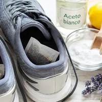 Come eliminare il cattivo odore dalle scarpe in modo naturale: cinque rimedi semplici ed efficaci