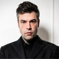 Fedez lascia l'ospedale: dimesso dopo gli episodi di sanguinamento, ora torna dalla sua famiglia