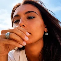 Zeudi Di Palma insultata durante una live: «Sei di Napoli? Mafiosa». Lei replica: "Ritardato"