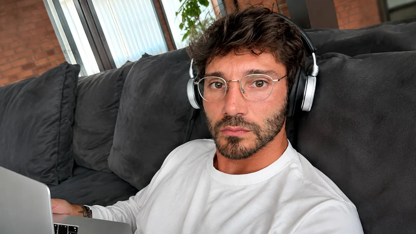 Sanremo 2027, Stefano De Martino al lavoro: via all'ascolto dei brani, ecco come cambia il Festival