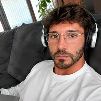 Sanremo 2027, Stefano De Martino al lavoro: via all'ascolto dei brani, ecco come cambia il Festival