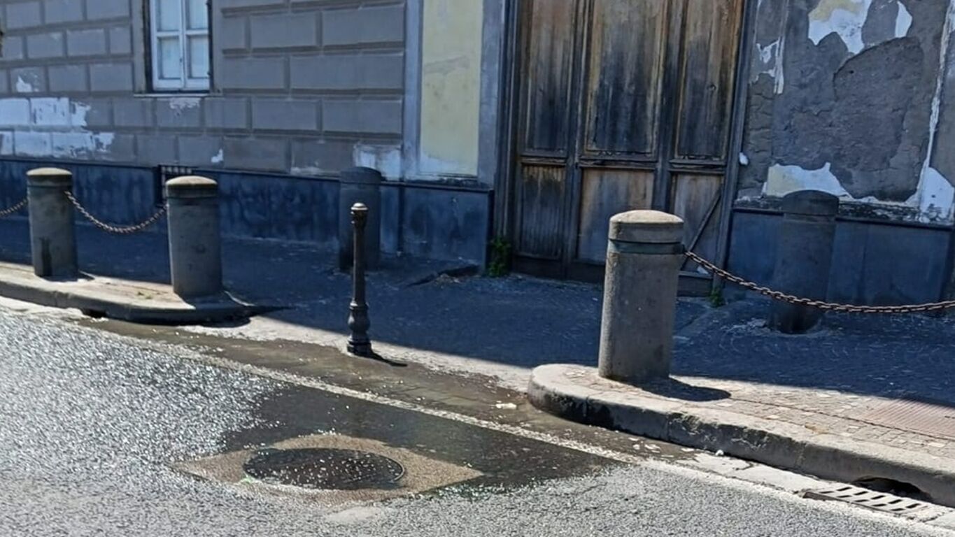 Torre del Greco, saltano i tombini e i liquami fognari invadono la strada