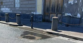 Torre del Greco, saltano i tombini e i liquami fognari invadono la strada