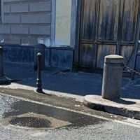 Torre del Greco, saltano i tombini e i liquami fognari invadono la strada