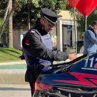Torre del Greco, fermato dopo una folle corsa in auto: aveva una pistola modificata pronta a sparare