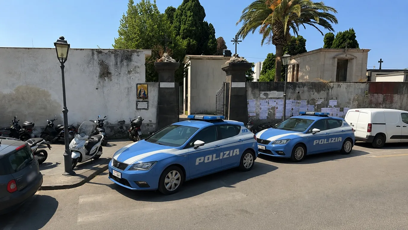 Torre Annunziata, spara all'ex moglie al cimitero e si barrica in una congrega