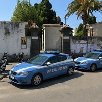 Torre Annunziata, spara all'ex moglie al cimitero e si barrica in una congrega
