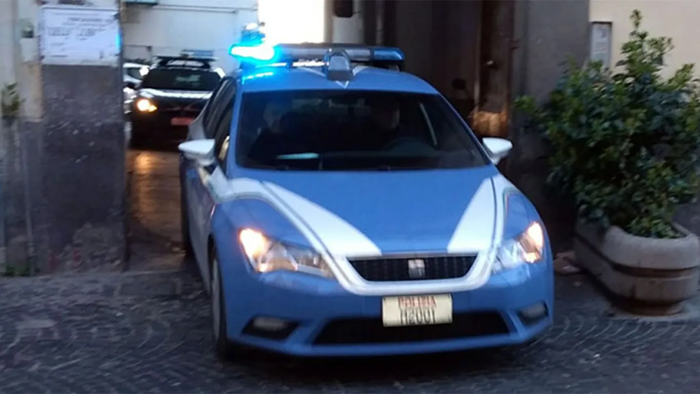 Spari al cimitero di Torre Annunziata: fermato il 70enne che ha ferito l'ex moglie