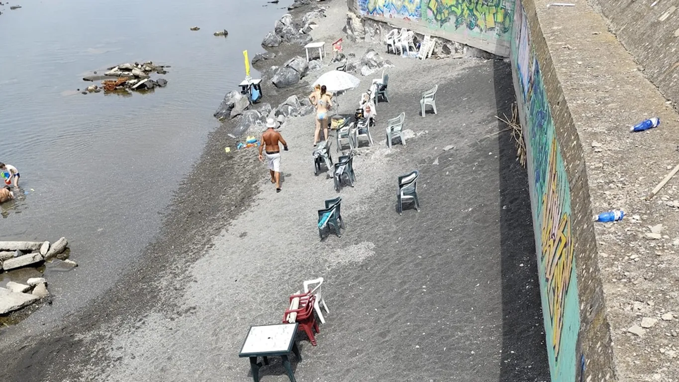 Torre del Greco, stretta sulle spiagge libere: sequestrati 40 ombrelloni e sedie lasciati per occupare il posto