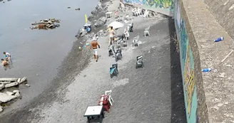 Torre del Greco, stretta sulle spiagge libere: sequestrati 40 ombrelloni e sedie lasciati per occupare il posto