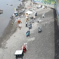 Torre del Greco, stretta sulle spiagge libere: sequestrati 40 ombrelloni e sedie lasciati per occupare il posto