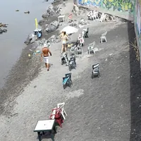 Torre del Greco, stretta sulle spiagge libere: sequestrati 40 ombrelloni e sedie lasciati per occupare il posto