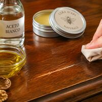 Come eliminare i graffi dai mobili in legno con rimedi naturali