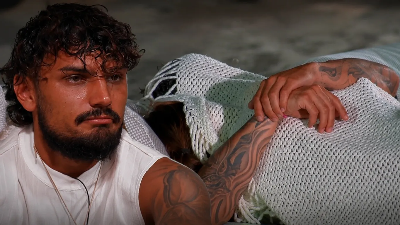 Temptation Island, Giovanni sconvolto dal bacio di Sabrina con Lory: «Che vergogna»