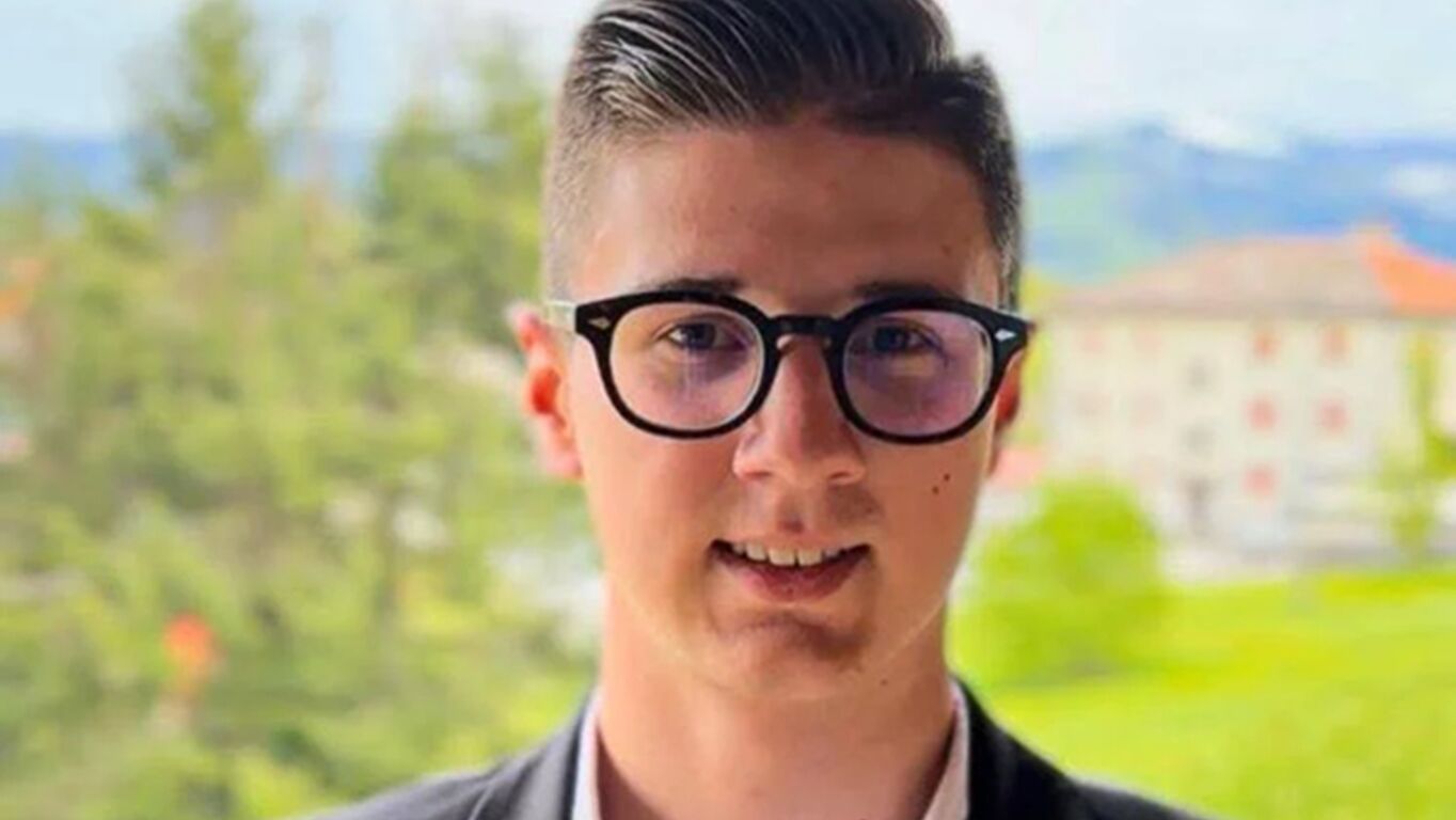 La bomba davanti casa del giornalista? Le ha ordinate e pagate lui: indagato Adriano Capellari