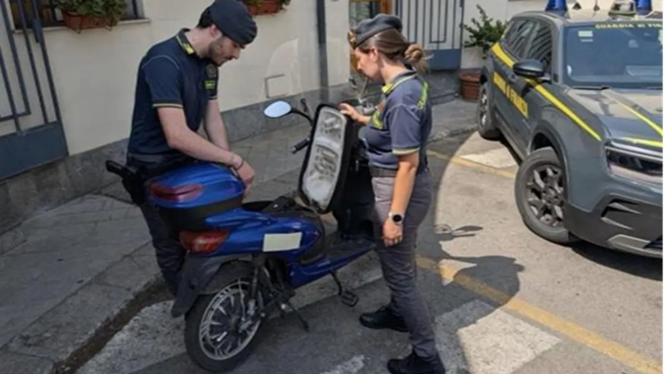 Sequestrati in tutta Italia migliaia di scooter illegali: venivano venduti come bici elettriche