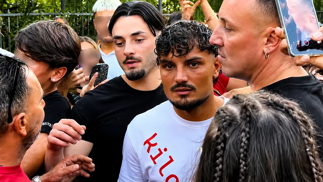 Temptation Island, Giovanni assediato dai fan: "Gli hanno strappato la maglietta", spunta anche un presunto malore