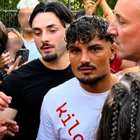 Temptation Island, Giovanni assediato dai fan: "Gli hanno strappato la maglietta", spunta anche un presunto malore